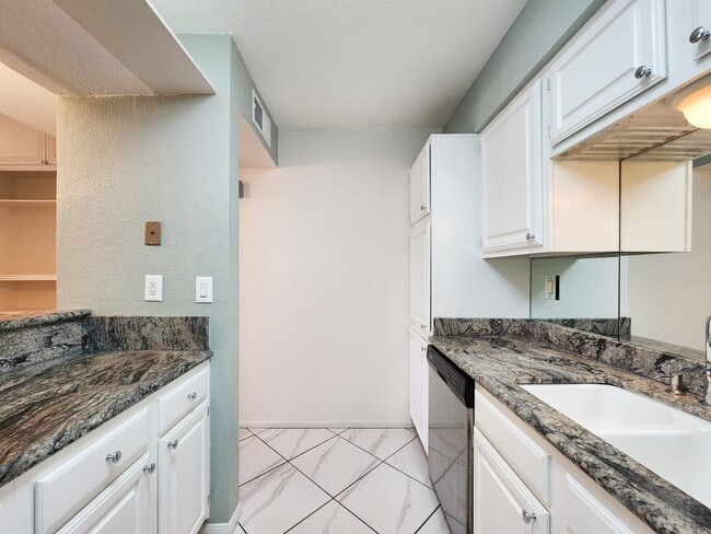 Building Photo - Beautiful 2 bedroom / 1 bath on second floor with gorgeous Houston skyline views. Stainless steel...