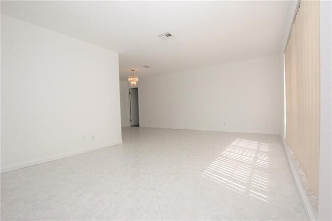 Building Photo - 1122 NW 82nd Ave