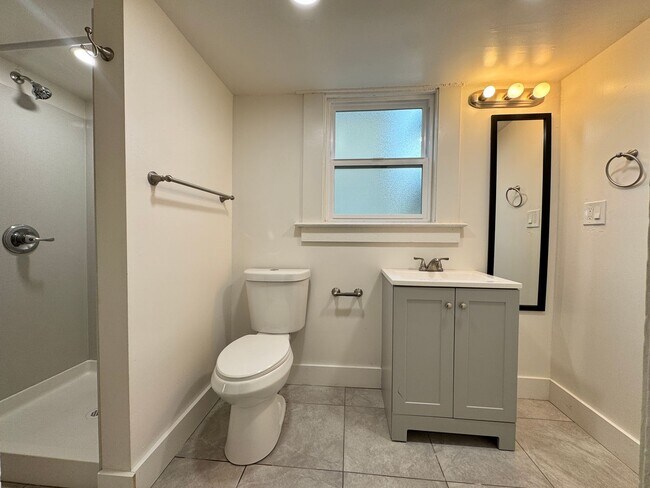 Building Photo - 715 18th St