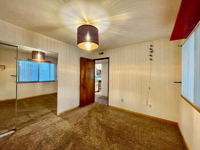 Building Photo - S. PDX 2Bed 2Bath ~ Condo~Near OHSU w/ 2 Reserved parking spots & Washer & Dryer!