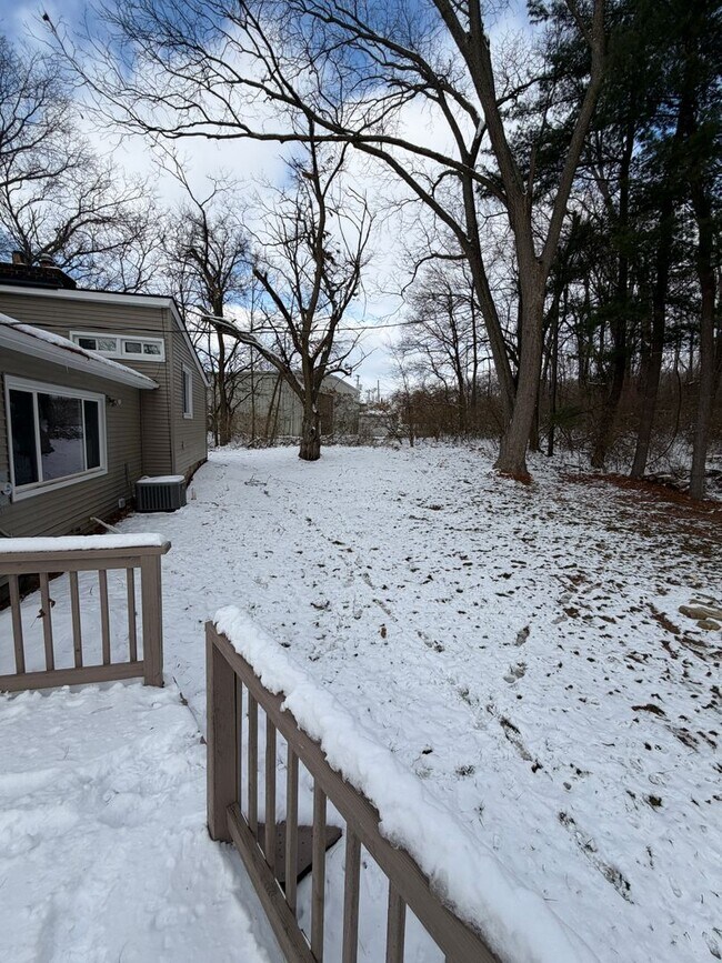 Building Photo - Beautifully Renovated 3/2 in Huge Lot