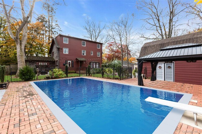 Building Photo - 105 Academy St