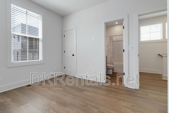 Building Photo - 964 N Circle Dr NW