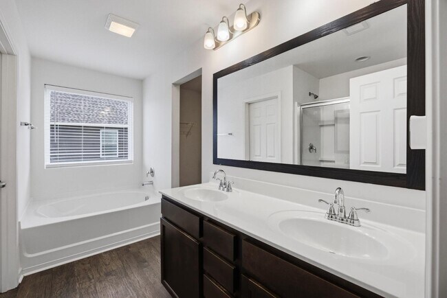 Building Photo - 442 Thoroughbred Dr