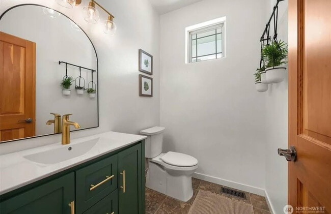 Building Photo - Spacious 4-Bedroom Gem with Fully Fenced Y...