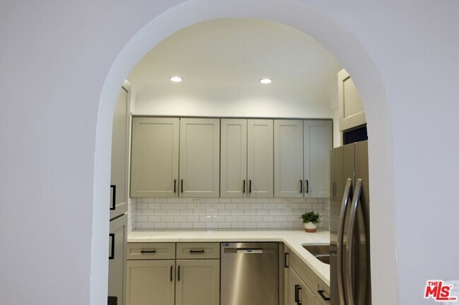 Building Photo - 906 Croft Ave