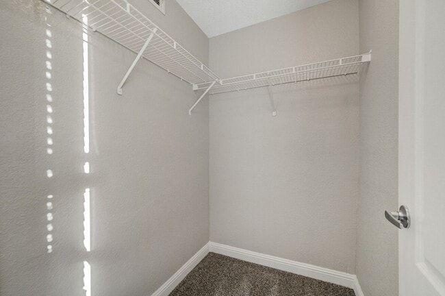 Building Photo - Charming 3 Bedroom Upstairs Condo in a Gat...
