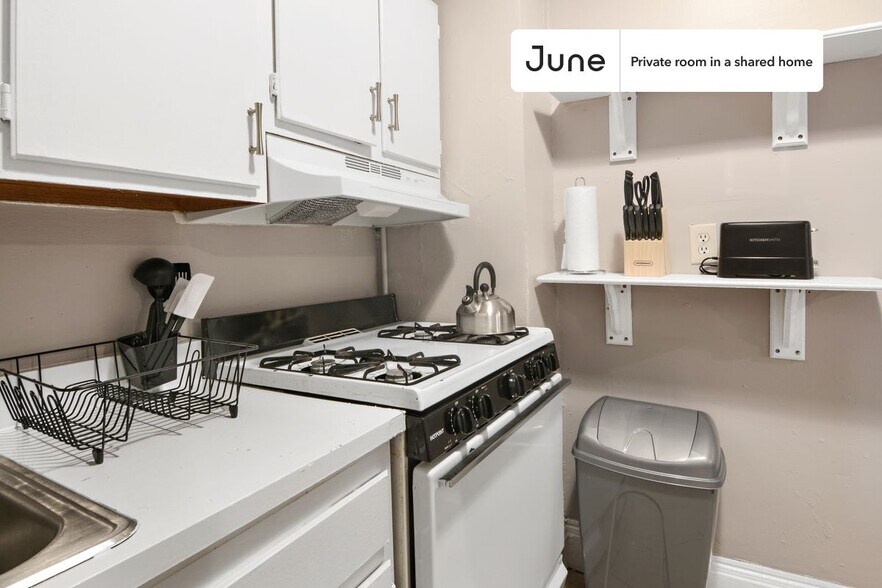 Building Photo - Room in Shared 4 bed/1 bath home