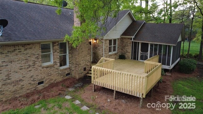 Building Photo - 413 Parallel Dr