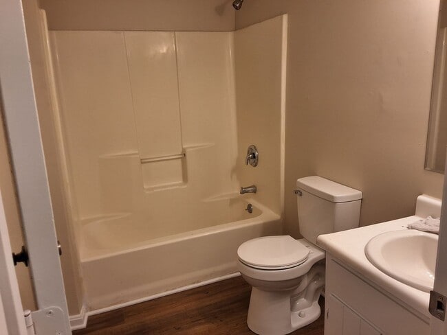 Building Photo - Cozy 2 Bed 1.5 Bath Duplex
