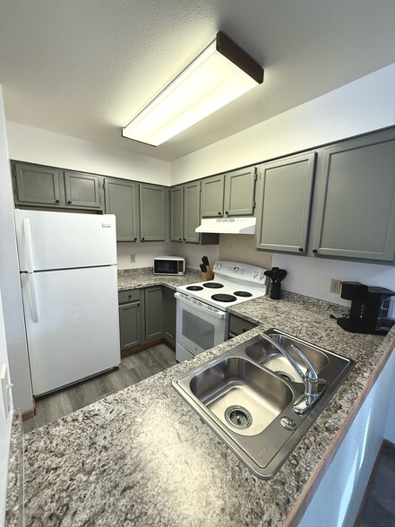 Building Photo - 1512 Lake Elmo Dr