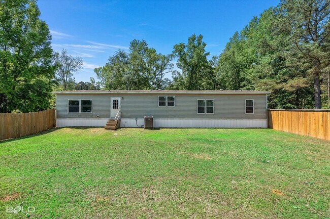 Building Photo - 4BD/2BA home with fenced back yard.