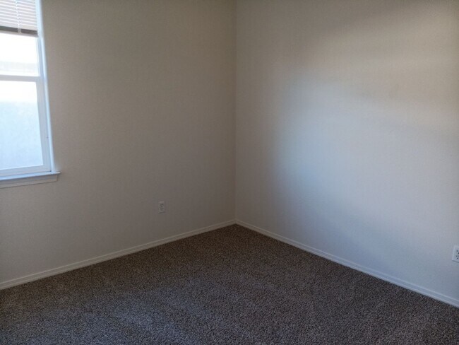 Building Photo - 3 Bedroom, 2 Bathroom Home! Available Soon!!