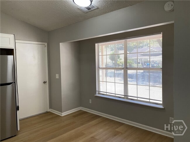 Building Photo - 136 Quail Hollow Dr
