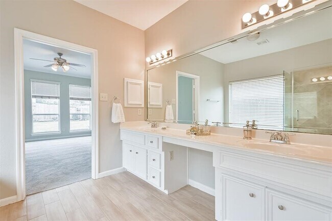 Building Photo - 13707 Elm Shores Dr