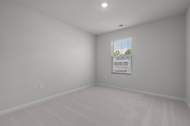 Building Photo - 5715 Woodlawn Dr