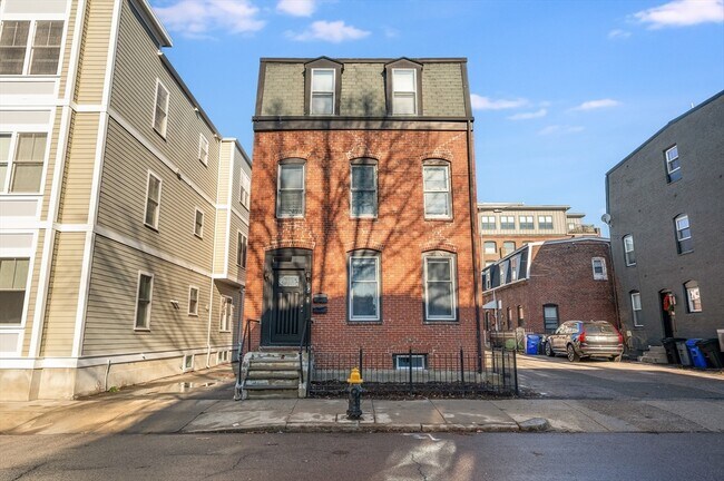 Building Photo - 874 E 2nd St