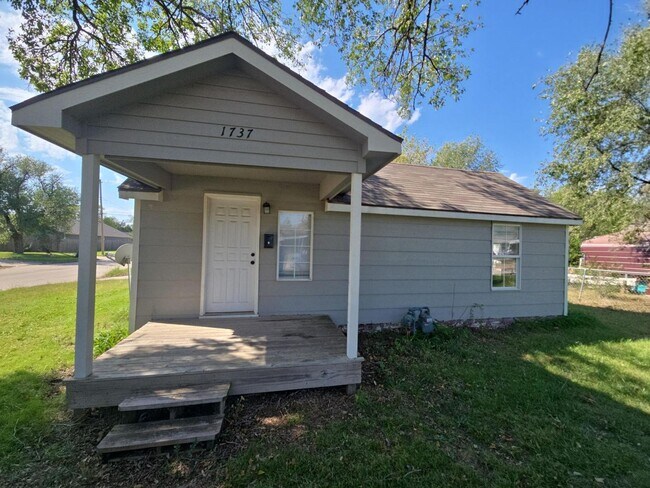 Building Photo - Cozy 2-Bedroom Home with Large Yard & Stor...