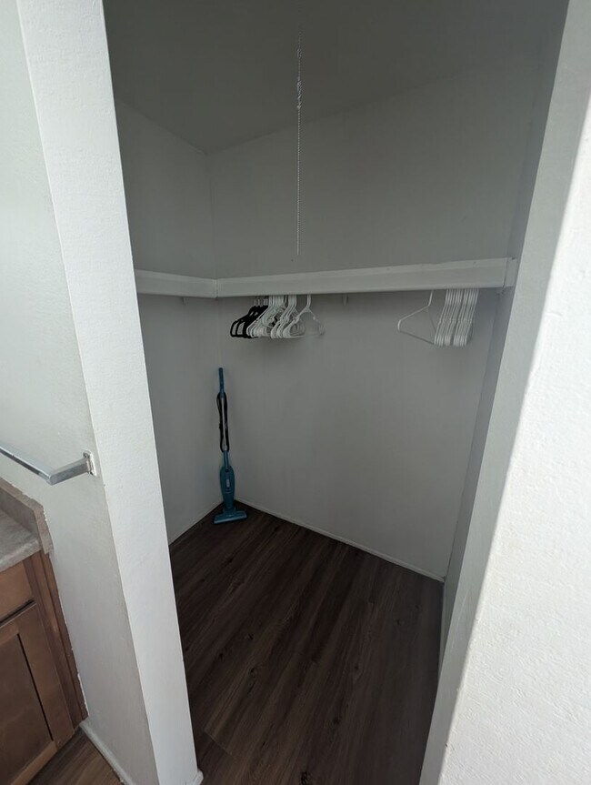 Building Photo - 4 Plex - Two Bedroom and 1 Bath Unit for Rent