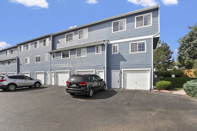 Building Photo - Bright End-Unit Townhome with 3 Beds, 2.5 ...