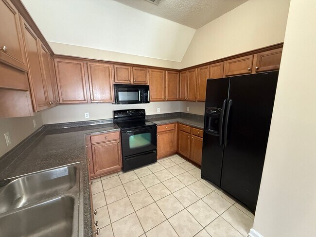 Building Photo - ADORABLE TWO STORY HOME IN GREAT LOCATION!