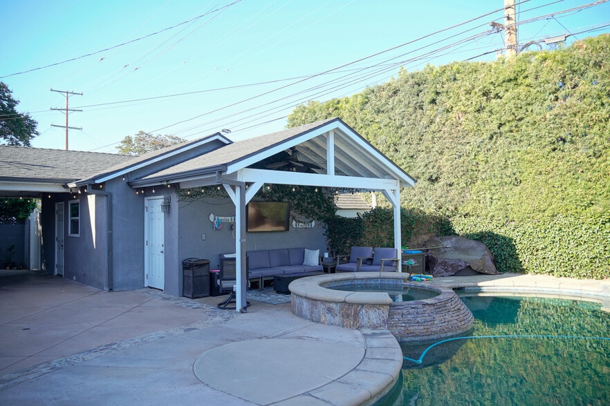 Building Photo - 470 Segovia Ave