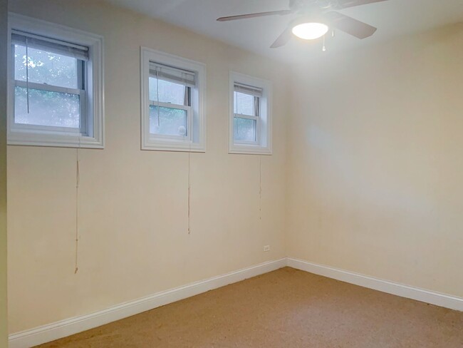 Building Photo - 2334 N Greenview Ave