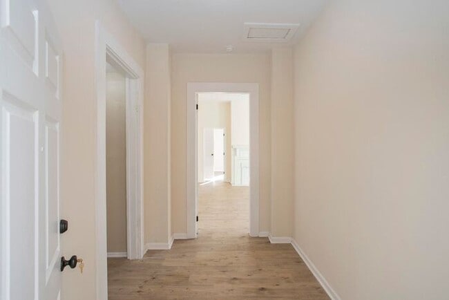 Building Photo - $400 Off First Month! LOCATION! Charming 1/1 Bed Bath Downtown!