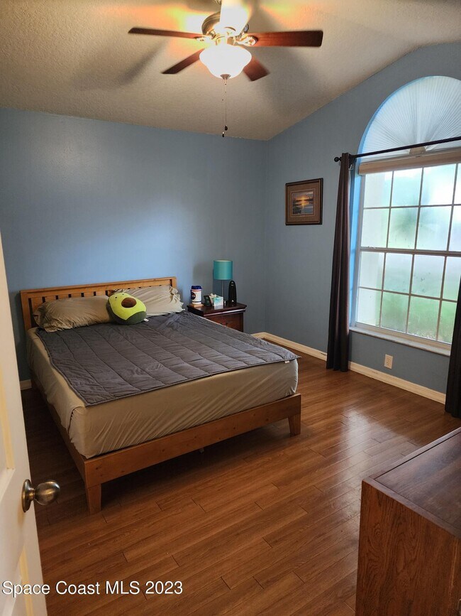Building Photo - 890 Spirea Dr