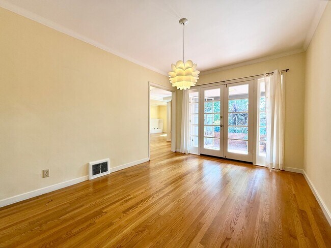 Building Photo - Beautifully Renovated Single-Family Home i...