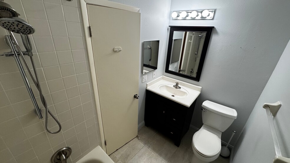 Guest bath w/ tub & shower - 163 Breezeway Ct
