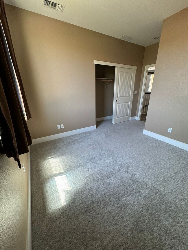 Building Photo - Stunning 4/3 in Roseville! 2 Car Garage!