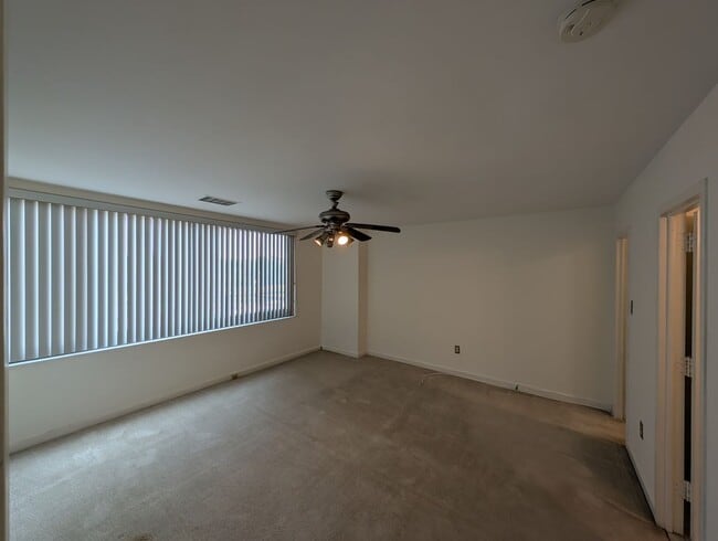 Building Photo - River Place Unit in Rosslyn!