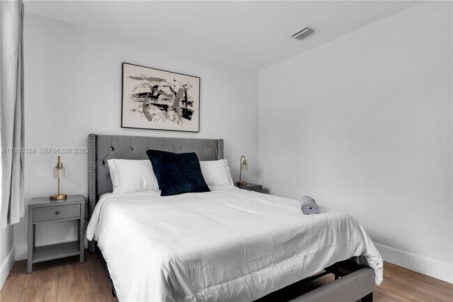 Building Photo - 617 NW 30th Ct