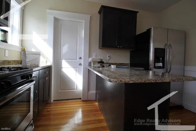 Building Photo - No Brokers Fee, In-Unit Washer and Dryer, Eat-in Kitchen, Stainless Steel Kitchen Appliances, Cen...