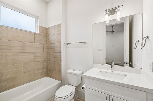 Building Photo - 1222 W 21st St