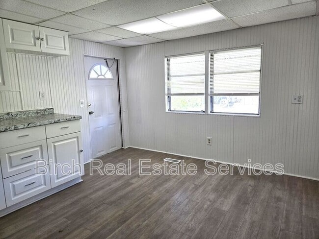 Building Photo - 7106 Commons Blvd