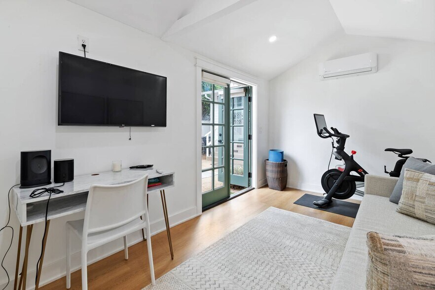 Building Photo - 1425 Cabrillo Ave