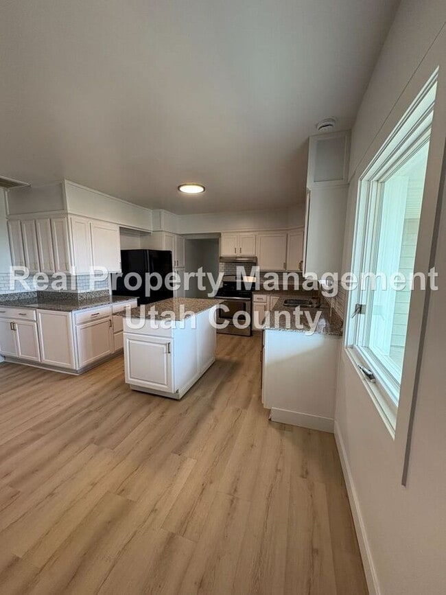 Building Photo - 9580 N Cyn Rd