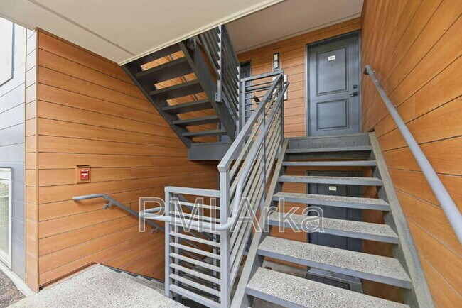 Building Photo - 12107 NE Bel Red Rd