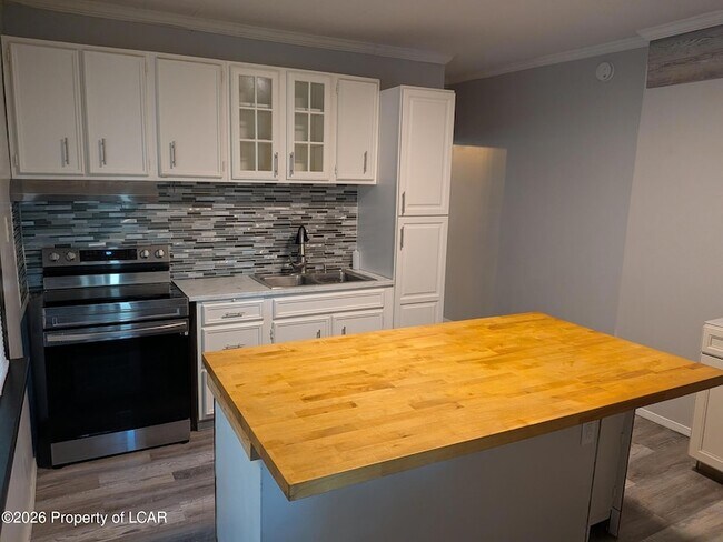 Building Photo - 203 Lyndwood Ave