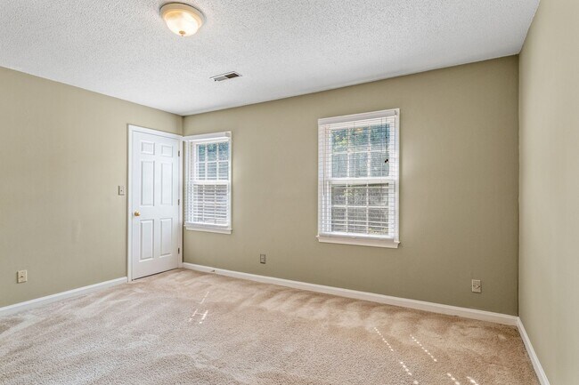 Building Photo - Newly Updated Park Place Townhome in Green...