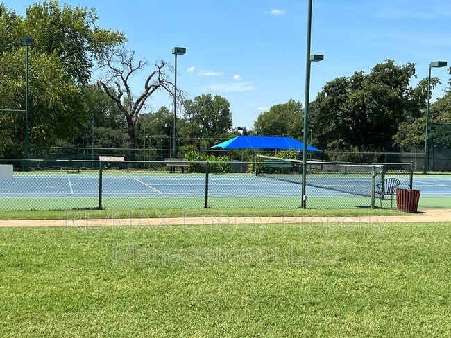 Building Photo - 440 St Claire Dr