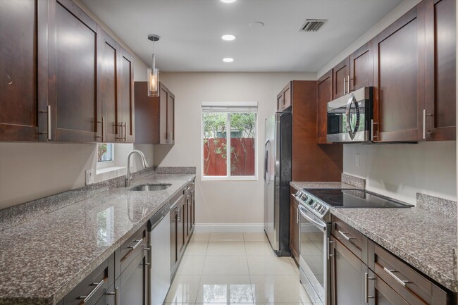 Building Photo - 1137 NE 1st Ave.