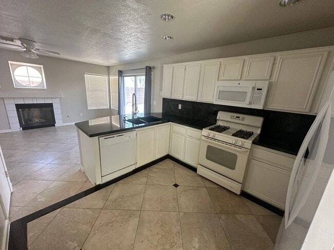 Building Photo - Beautiful 3 Bedroom 2 1/2 Bathrooms 2 Story House! Property Wont Last Long!