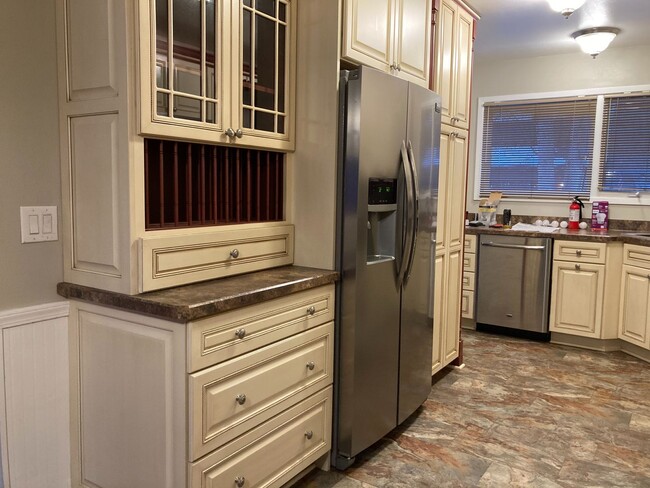 Building Photo - 3 Bedroom, 2.5 Bath Townhouse off Johns Ro...