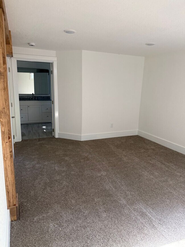 Building Photo - ?Beautifully Remodeled Modern Smart Home for Rent! ?