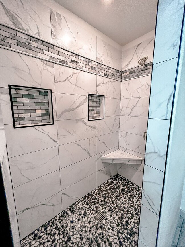 Building Photo - **SPRING SPECIAL- $400 off first months rent** 3 Bedroom Duplex in Veneta