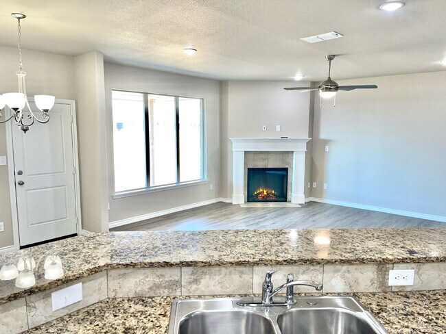Building Photo - Beautiful 3-Bed Oasis with Granite Touches...
