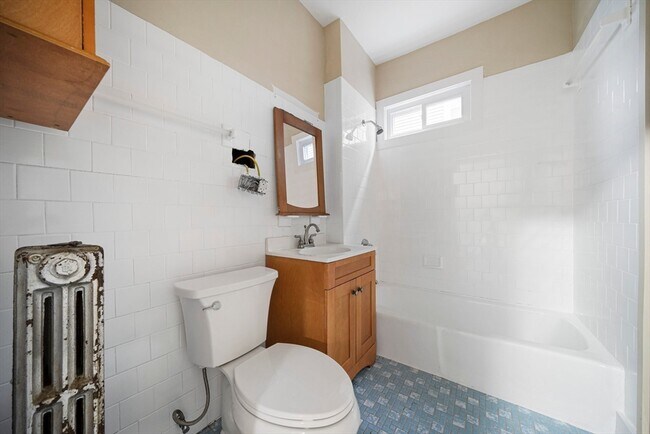 Building Photo - 46 Astoria St